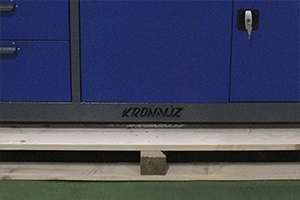 Логотип компании на верстаке слесарном KronVuz TBW 522
