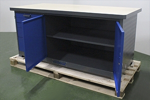 Фото внутренней металлической полки стола для мастерской