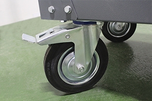 Установленный комплект колес тележки для для перевозки грузов