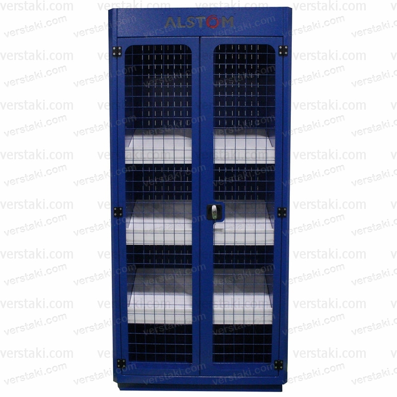 инструментальный шкаф с решетчатыми дверями и наклонными полками