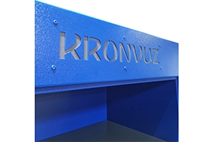 Фотография логотипа, нанесённого на корпус «KronVuz Box 1040»