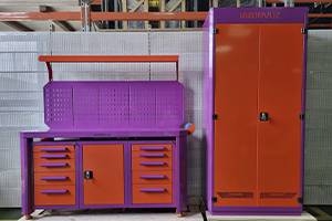 Фотография верстака и шкафа выполненных в фиолетовом цвете общий вид