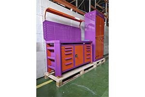 Фото верстака и шкафа, выполненных в фиолетовом цвете вид сбоку