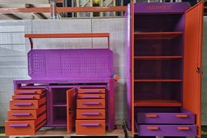 Фото верстака и шкафа, выполненных в фиолетовом цвете в открытом виде